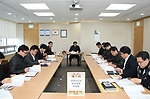 2014년 02월 19일날 열린 제 1차 경영정상화 비상대책 위원회에서 사장님과 각 임원들이 회의를 하고 있는 모습