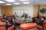 '컨'터미널 운영사 대표 광양항 활성화 간담회에 참여한 사람들이 회의실에 앉아 회의를 하고 있는 모습