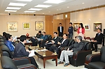 김무성국회의원이 여수광양항만공사를 방문하여 회의실에 모여있는 모습
