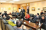 서울시의회에서 공사에 방문하여 회의실에 모여있는 모습