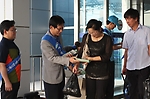 여수연안여객터미널에서 나오는 사람들에게 홍보책자와 기념품을 나눠주고 있는 모습