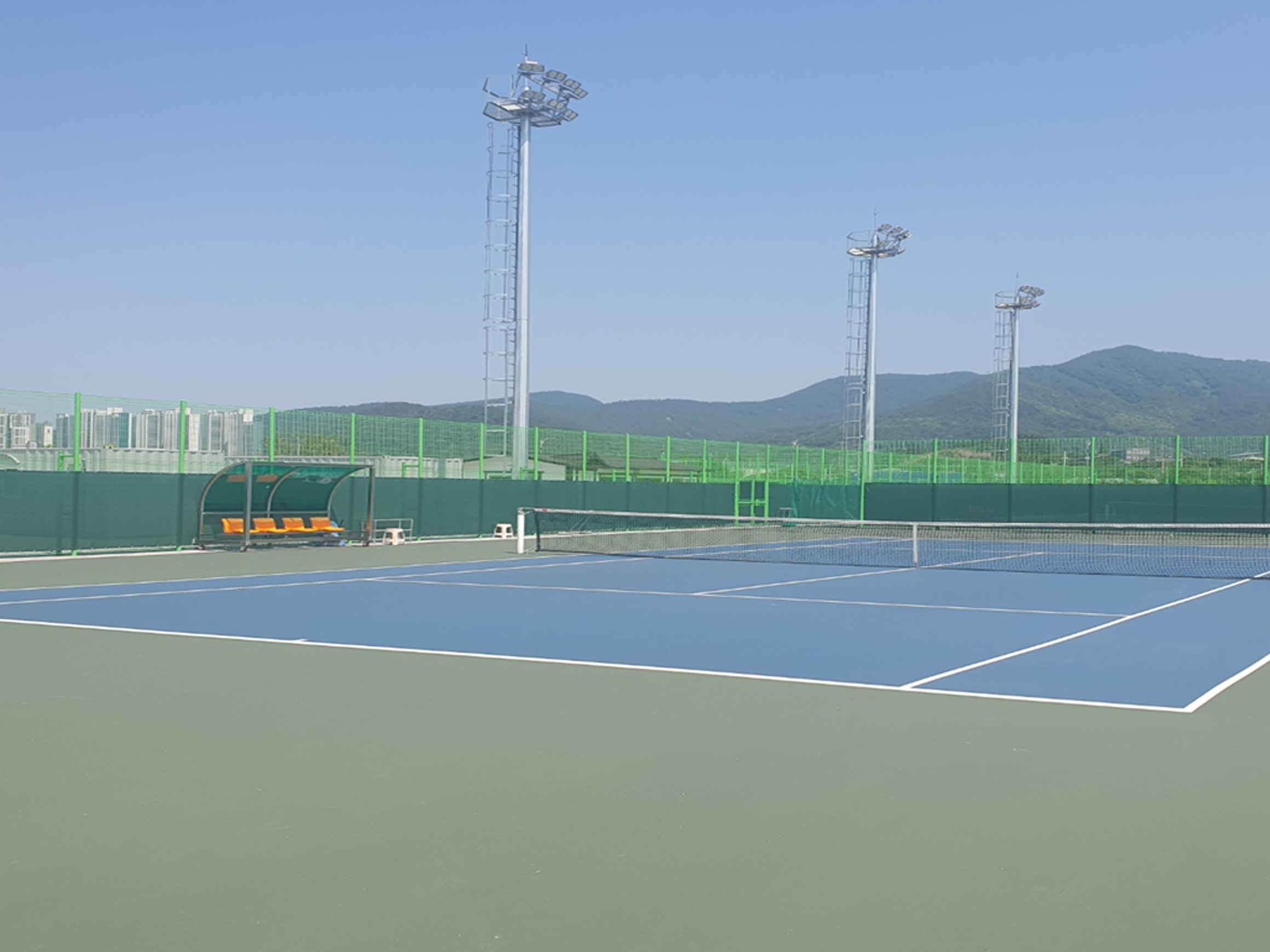 테니스장 한가운데 그물망이 설치된 모습