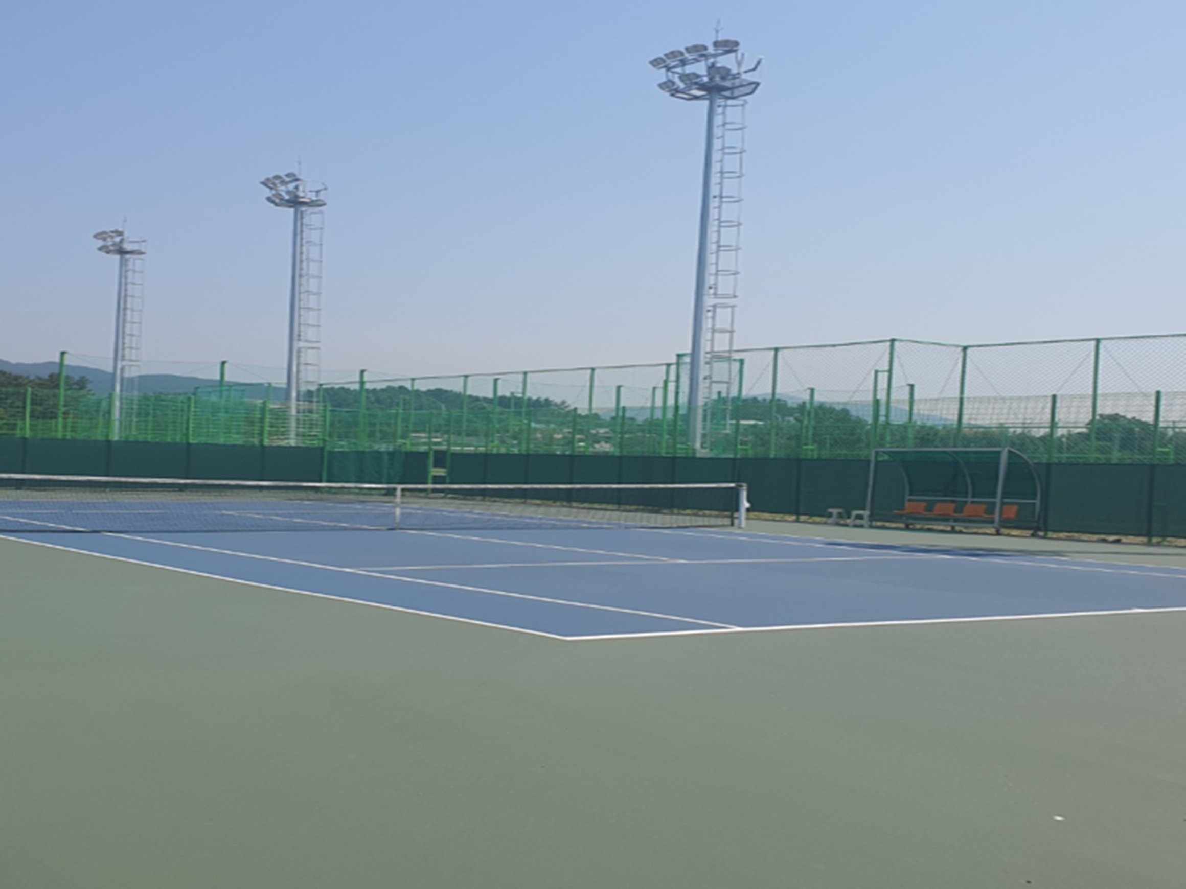 테니스장 한가운데 그물망이 설치된 모습