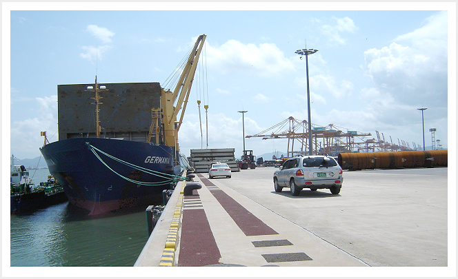 거대한 컨테이너 선박 한 척이 떠있고 뒤로 대형 크레인들이 보이는 중마 일반 부두의 모습