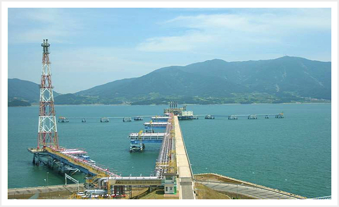 배를 댈 수 있는 공간과 등대가 세워져 있는 LNG 부두의 모습