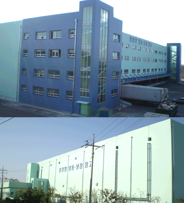 화물차가 정차되어있는 광양항 냉동냉장창고의 뒷모습과 광양항 냉동냉장창고 건물 앞모습을 우측에서 바라본 사진