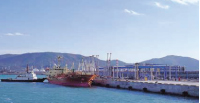 대형 선박이 정박해 있는 석유화학부두의 모습